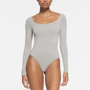 SKIMS ESSENTIAL LONG SLEEVE SCOOP NECK BODYSUIT - BRAND NEW! Size S/M